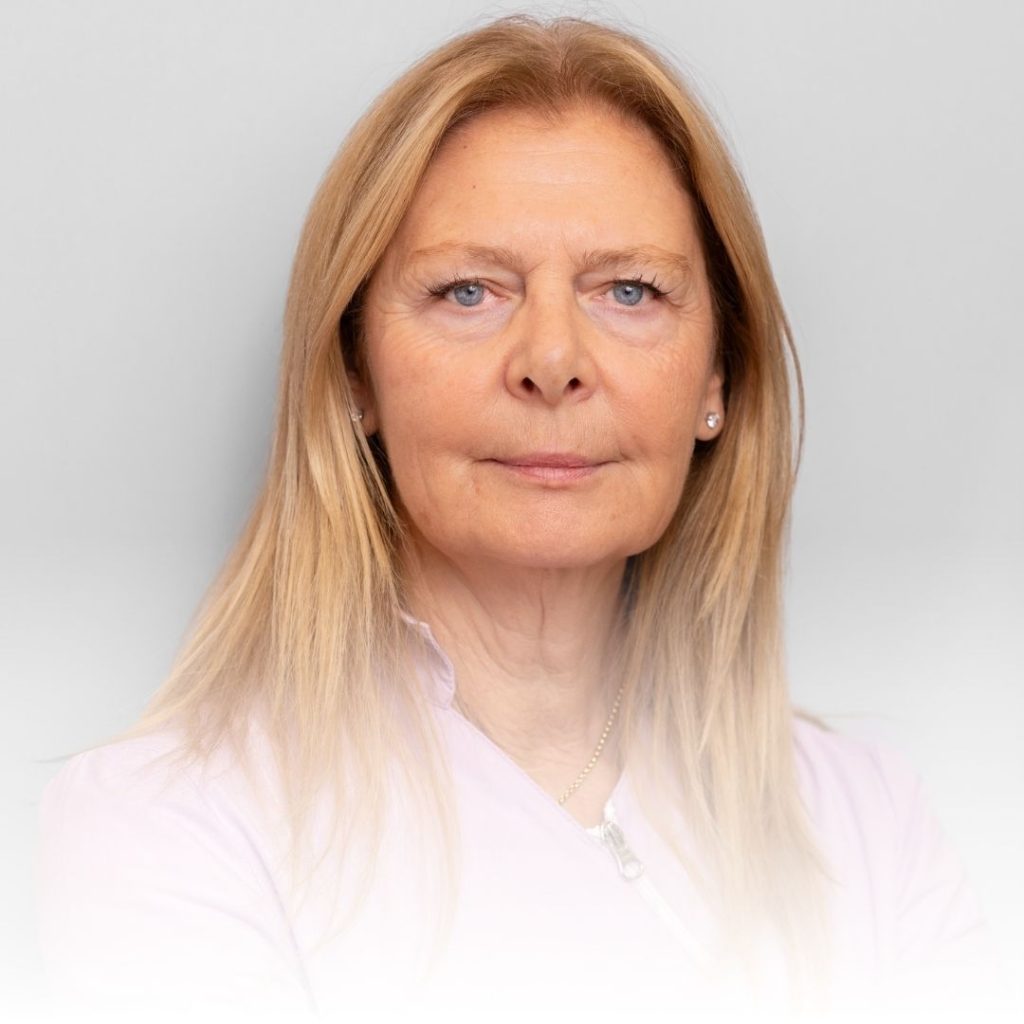 Implantologia 12 Dott.ssa Emanuela Anna Bianca - Direttore Sanitario _ si occupa di odontoiatria e protesi dentaria, estetica facciale e del sorriso