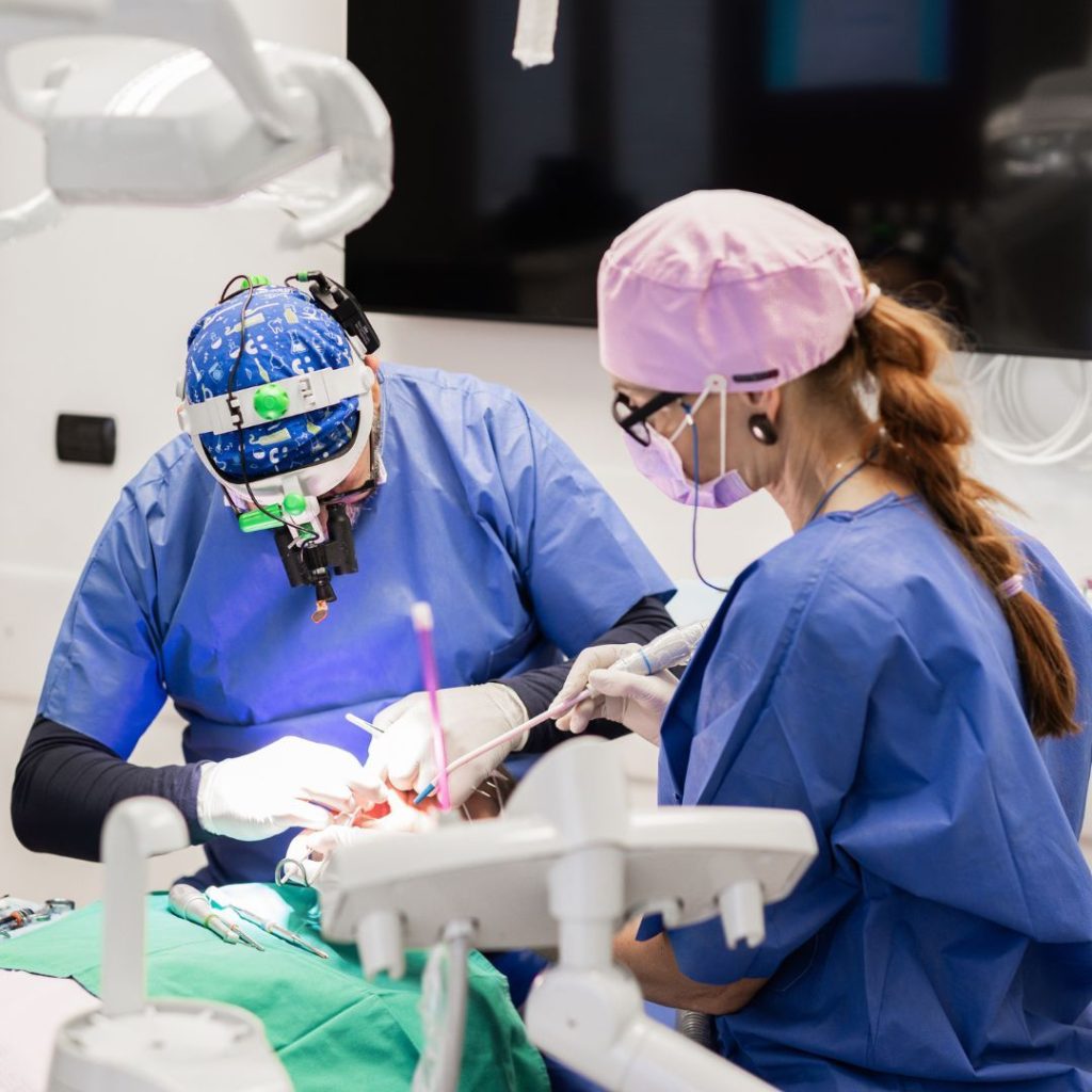 Impianto dentale e dolore: cosa aspettarsi prima, durante e dopo il trattamento 2 FOTO CI PRENDIAMO CURA DI TE 1 - Dentista a Novara e Varese - impianto dentale e dolore